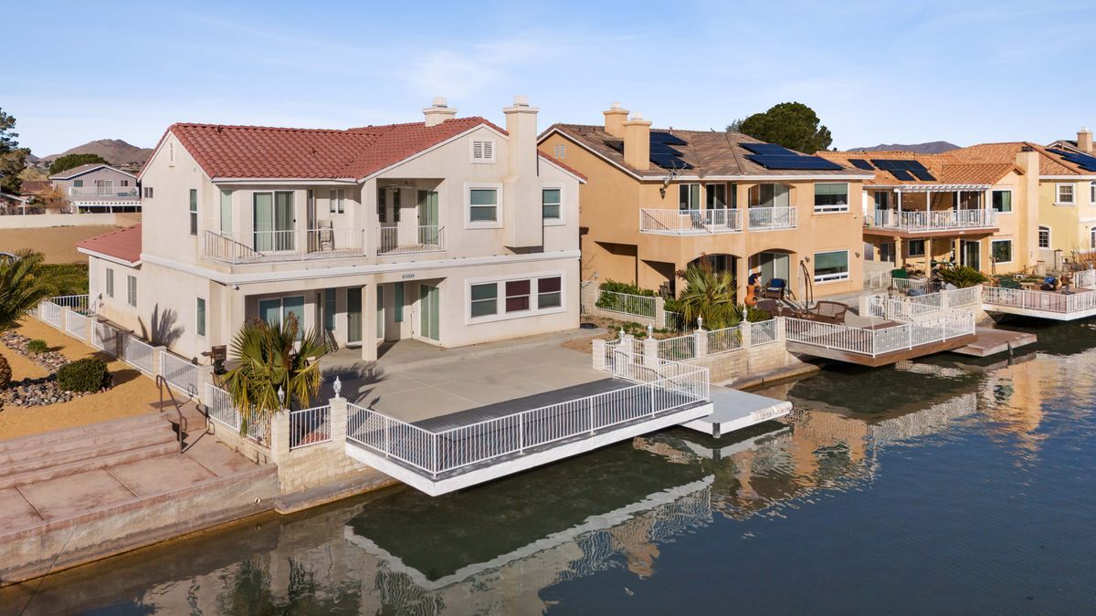 Foto principal - 18075 Lakeview Dr