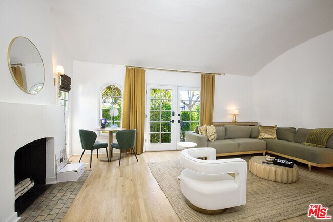 Foto del edificio - 953 N Martel Ave