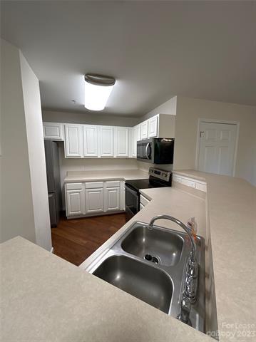 Foto del edificio - 9749 Campus Walk Ln