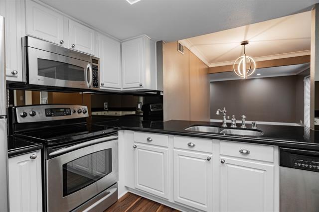 Building Photo - 7809 Meadow Park Dr