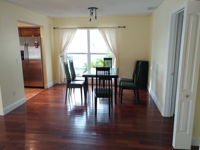 Comedor - 21367 Chinaberry Dr