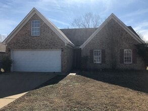 Building Photo - 100 Clay Hills Dr