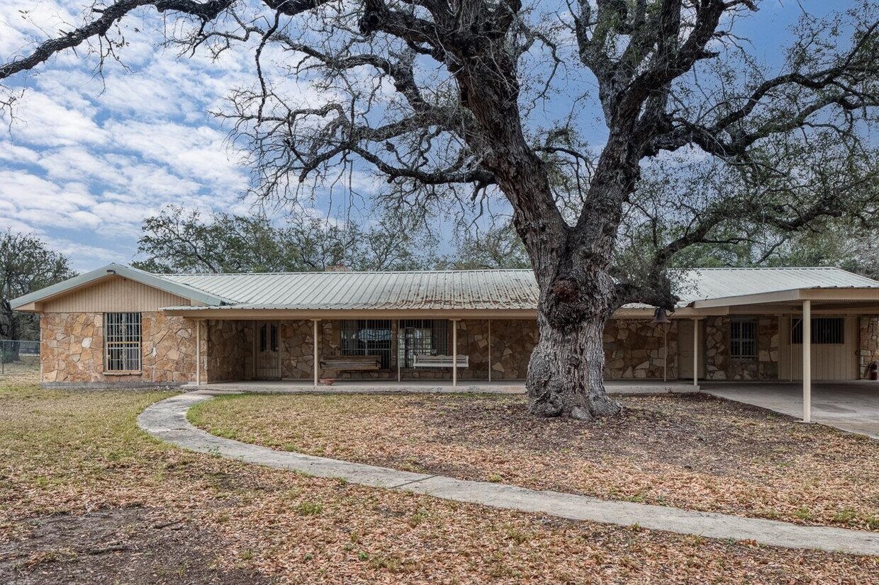 3073 Mud Creek Rd, Brackettville, TX 78832 House Rental in