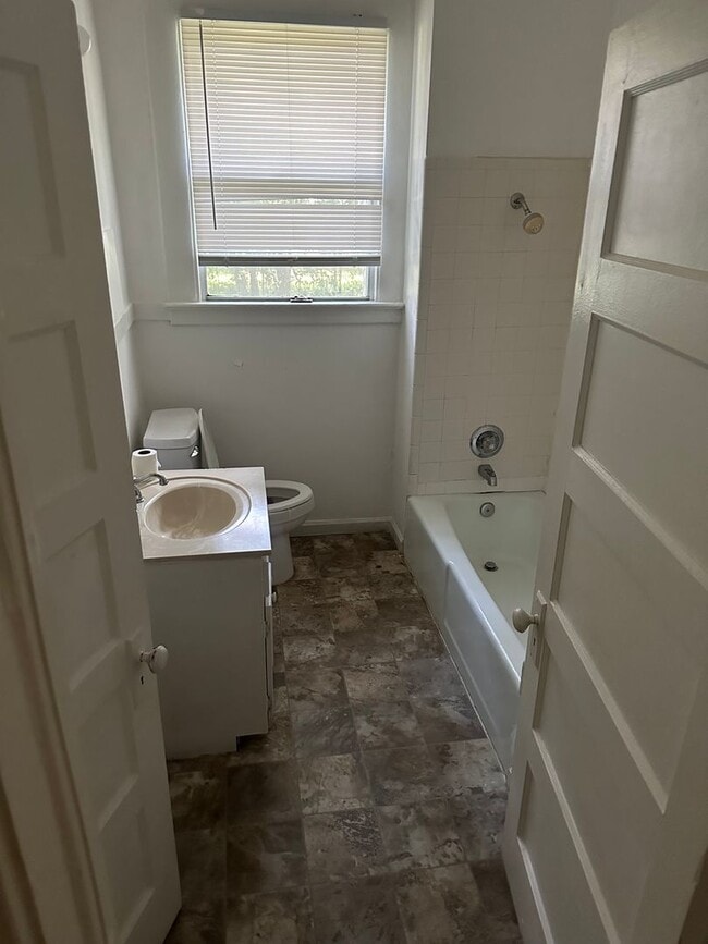 Building Photo - 2300 Plum St Duplex
