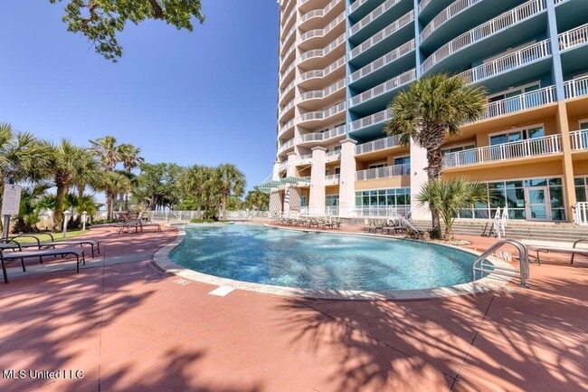 Building Photo - 2228 Beach Dr