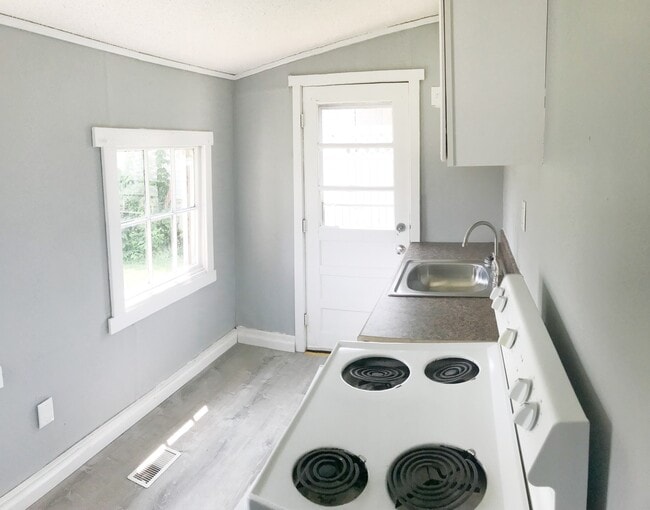 Building Photo - 9964 Meadow Ave