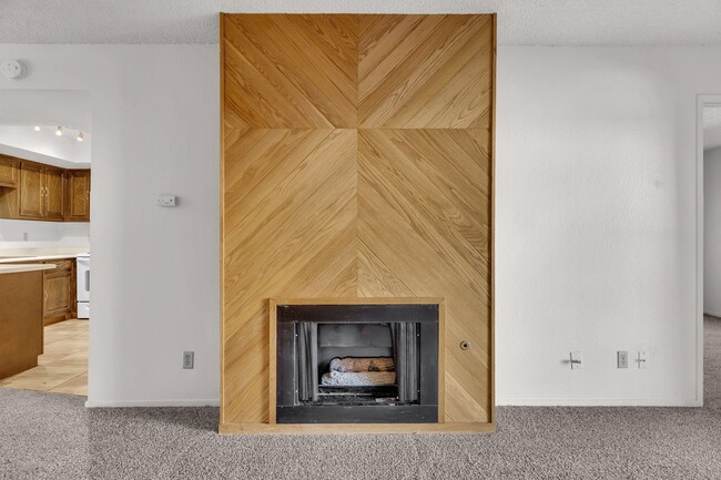 Building Photo - 2bed, 2bath condo with W/D, Balsony and ri...