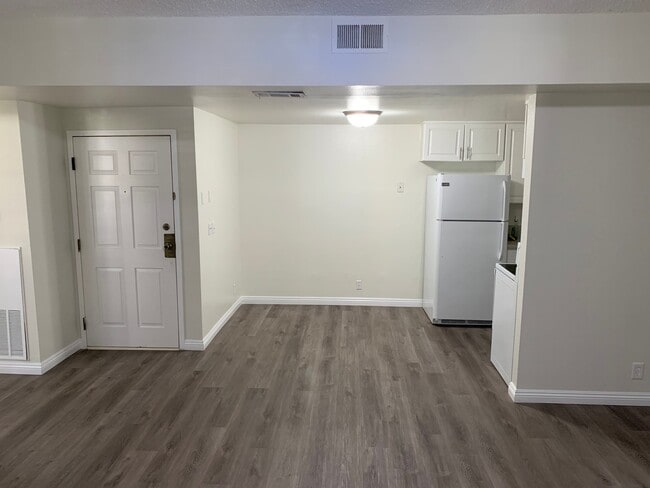 Photo - 1939 Beloit Ave Apartment