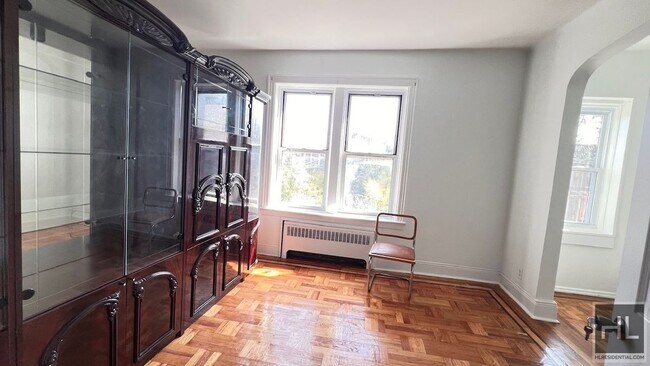 Foto del edificio - 1358 EAST 38 STREET