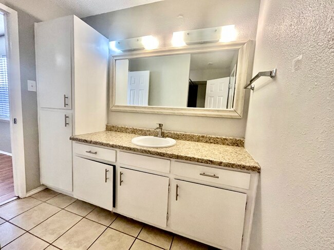 Foto del edificio - 3836 Englewood Cir