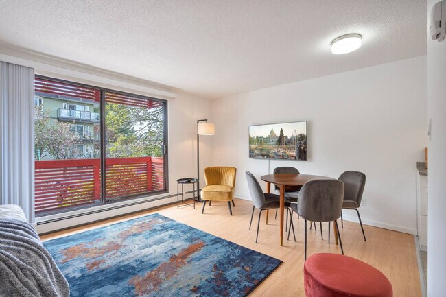 Photo du bâtiment - 1190 10th Avenue Bikeway