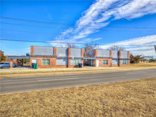 Building Photo - 1300 NE 10th St