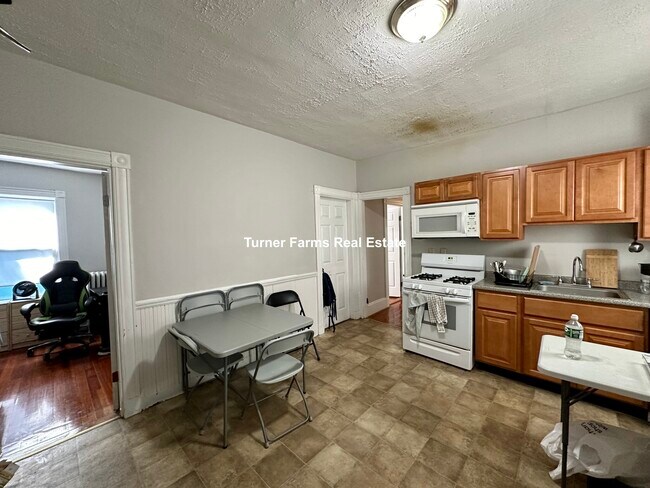 Building Photo - 151 E Cottage St