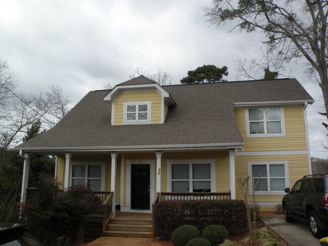 Building Photo - 590 S Poplar St