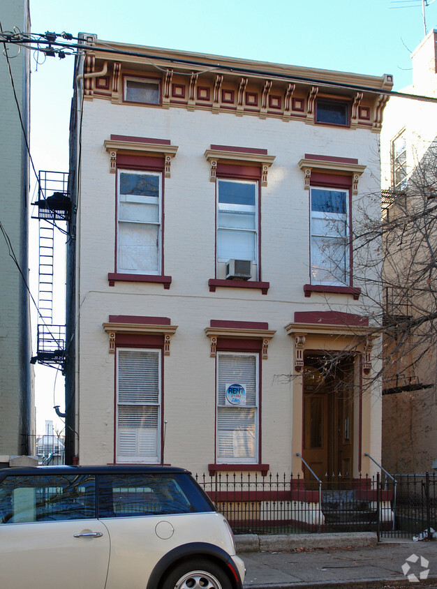 Primary Photo - 825 Dayton St