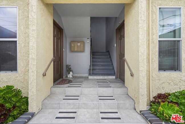 Foto del edificio - 11810 Felton Ave