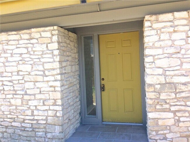 Building Photo - 2807 Lovell Dr