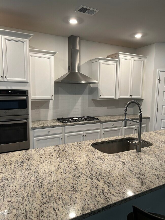 Foto del edificio - 2404 Blue Crane Cir