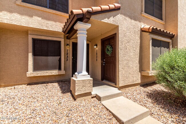 Building Photo - 921 W University Dr