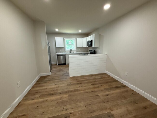 Building Photo - Modern Comfort & Convenient Living