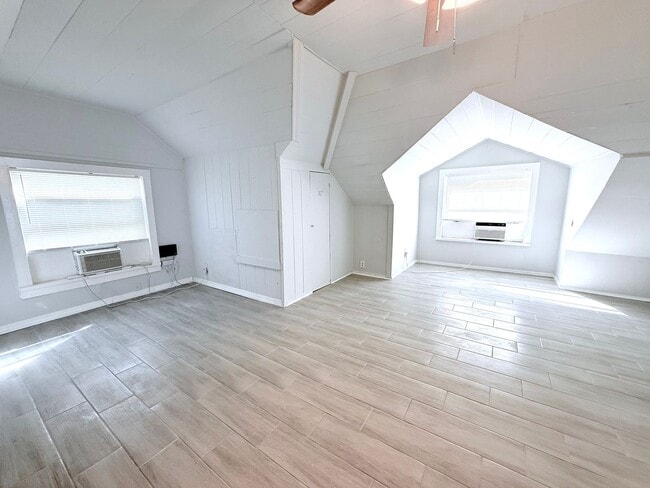 Building Photo - 1010 13th Ave W