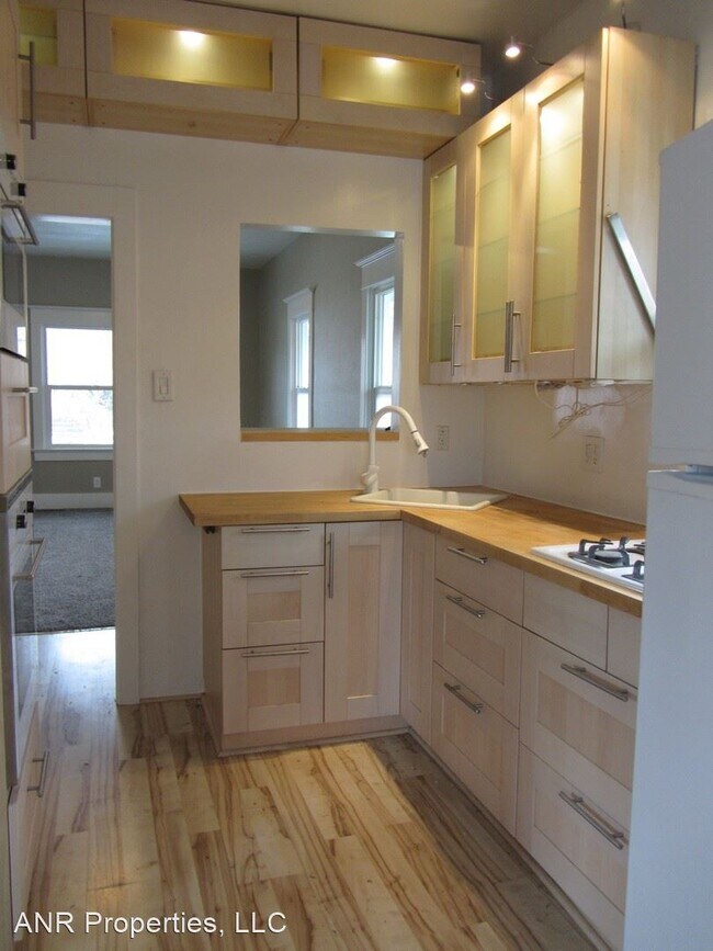 Building Photo - 2 br, 1 bath House - 826 W Lewis
