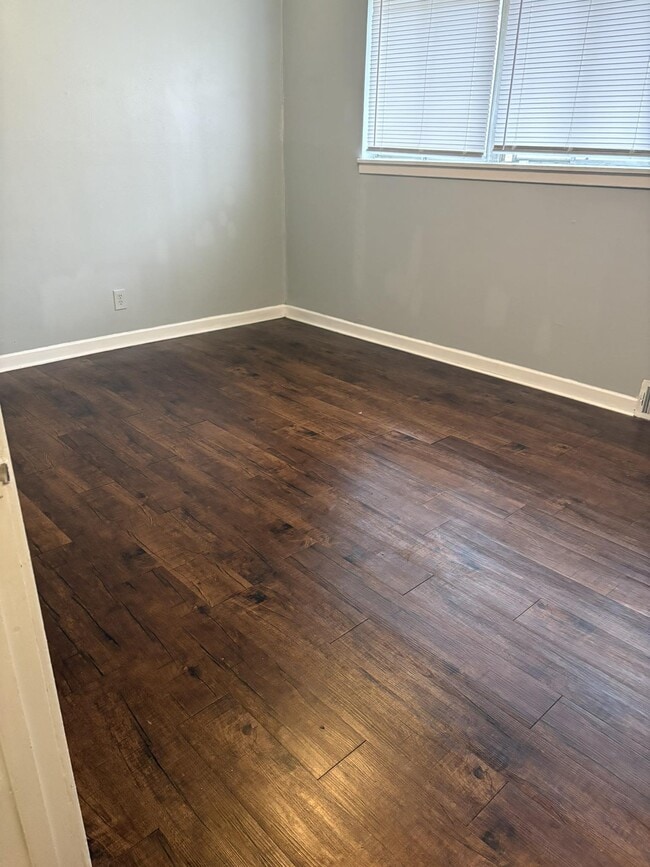 Building Photo - 2125 Kingsdale Dr