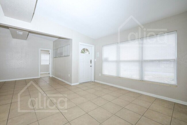 Building Photo - 2108 Emeralda Rd