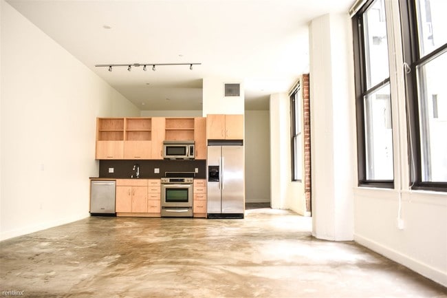 Building Photo - 325 W 8th St