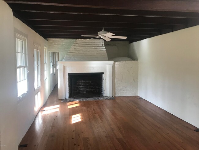 Building Photo - 201 Laurens St