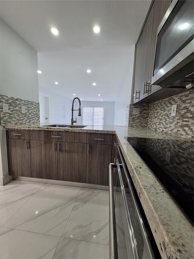Foto del edificio - 7101 Byron Ave