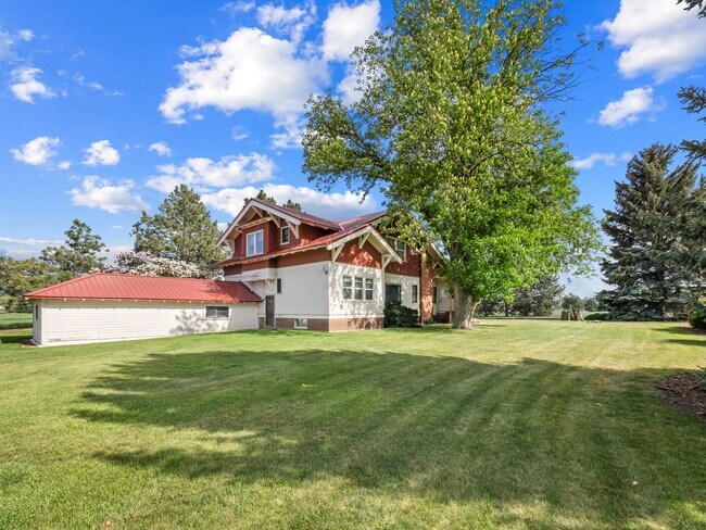 Foto del edificio - Beautiful craftsman style farmhouse outsid...