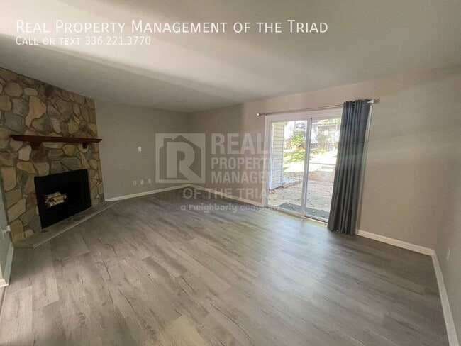 Building Photo - 2 Bedroom, 2 1/2 Bath Townhouse in Winston...