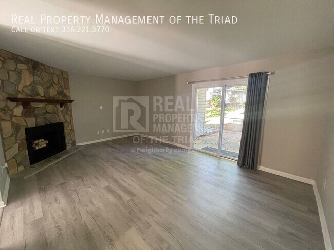 Foto del edificio - 2 Bedroom, 2 1/2 Bath Townhouse in Winston...