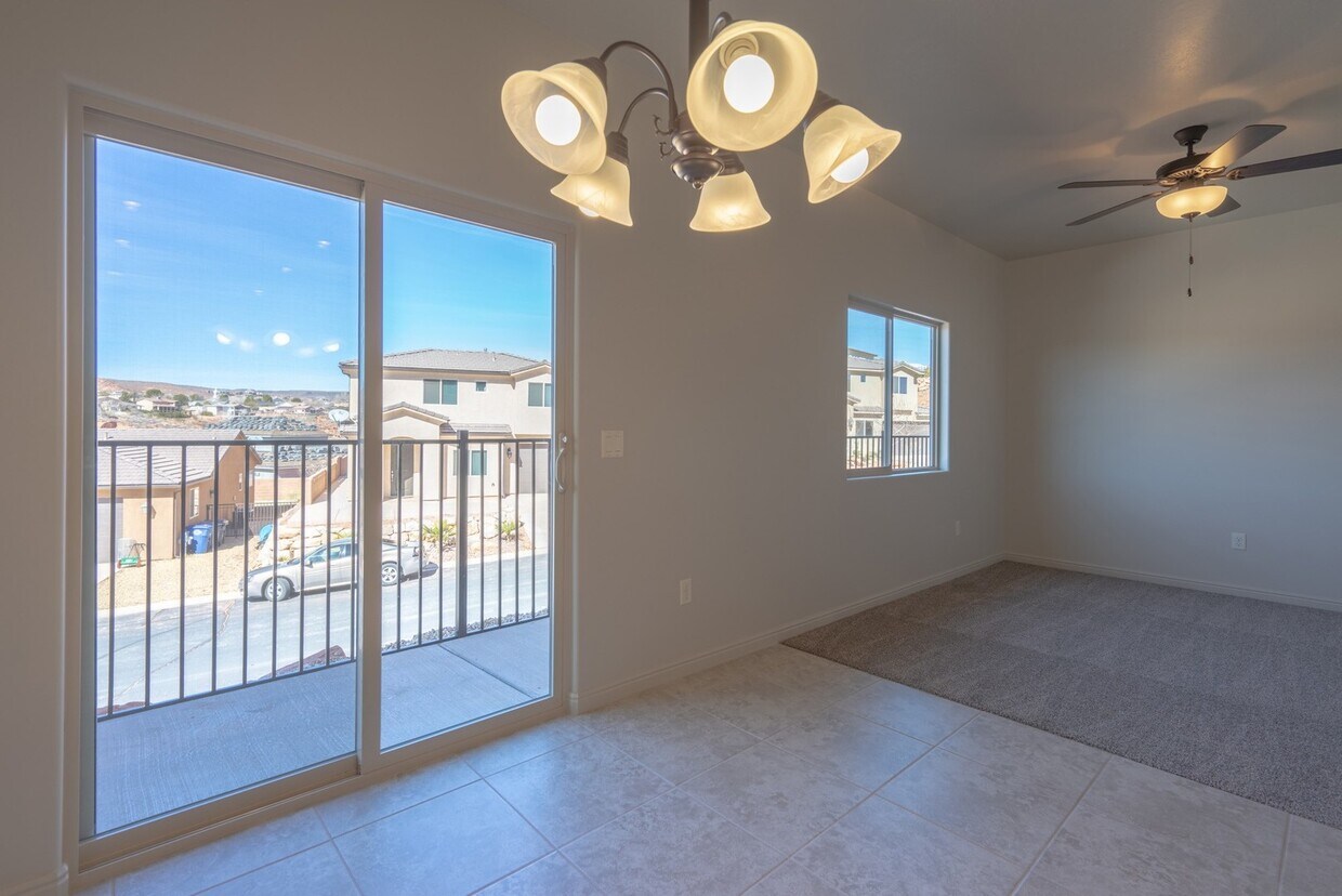 Foto principal - 3 Bedroom Townhome in Prime Washington Com...