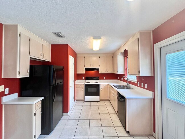 Foto del edificio - Charming Home - Spacious Lot Near Whiting