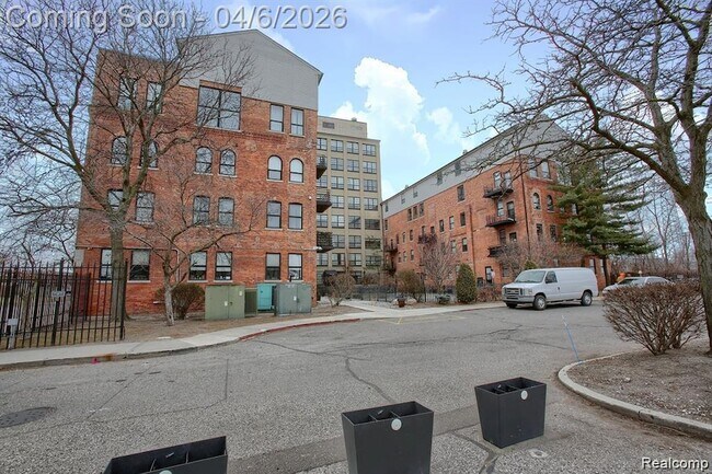Building Photo - 6533 E Jefferson Ave