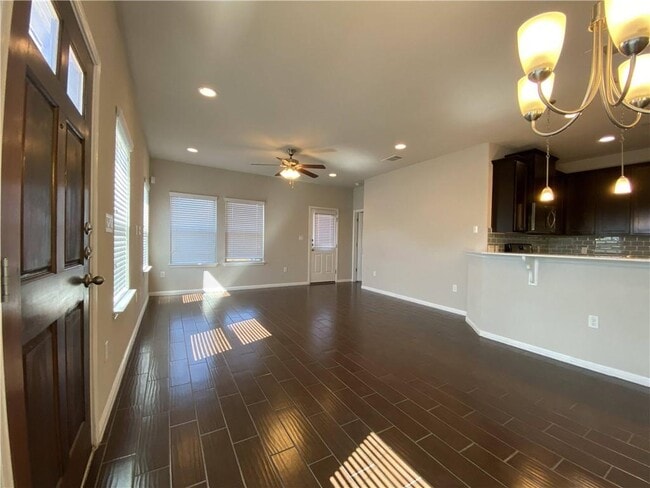 Foto del edificio - 2304 S Lakeline Blvd