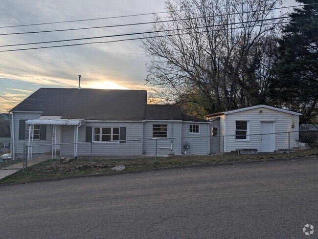 Building Photo - 801 Cox St