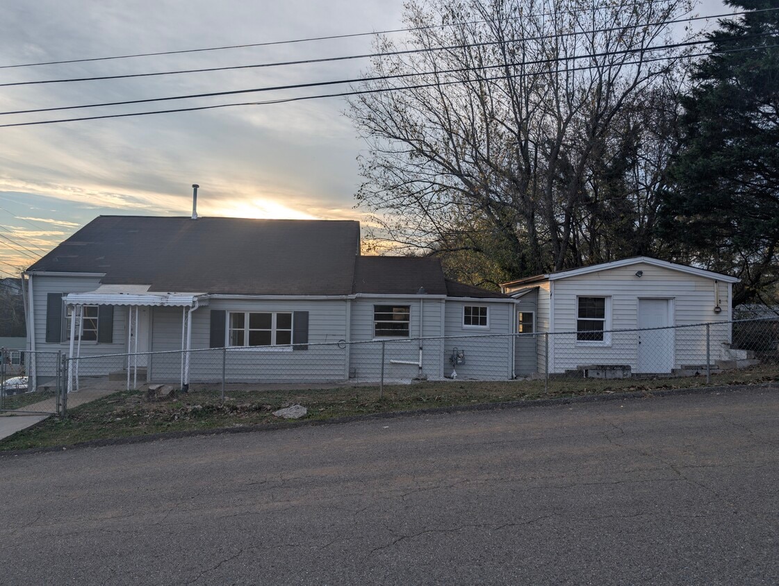 Three bedroom top level with fenced front yard. - 801 Cox St