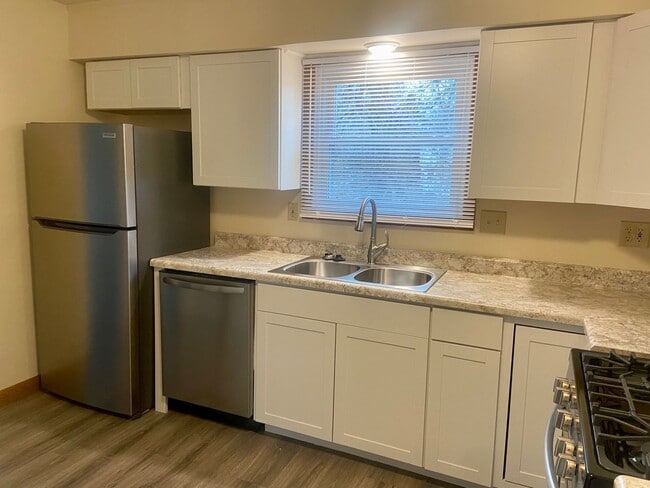 Building Photo - 2904-2910 Tamarack Drive