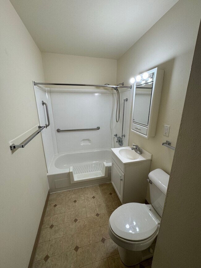 Baño - Village Green West Apartments