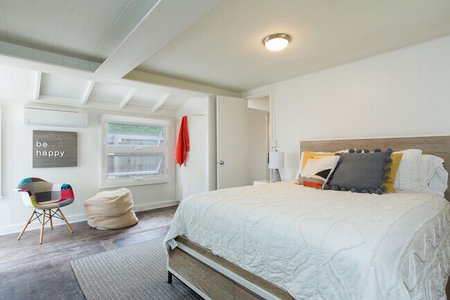 Building Photo - Gorgeous Oceanfront Home w/Mokulua Isle Views, Yard & AC: Lanikai Oceanside