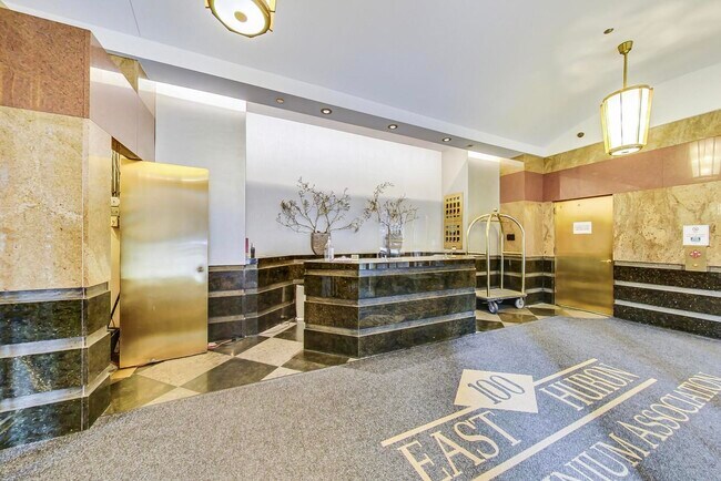 Foto del edificio - 100 E Huron St
