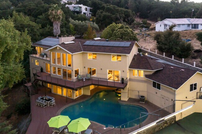 Foto del edificio - Meticulously Upgraded Los Altos Estate on Over an Acre