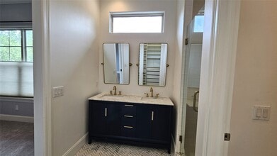 Building Photo - 902 W 23rd St