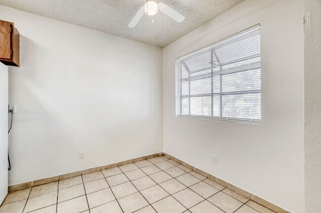 Foto del edificio - Spacious Upstairs 2-Bedroom, 1-Bath with Fireplace – Move-In Ready