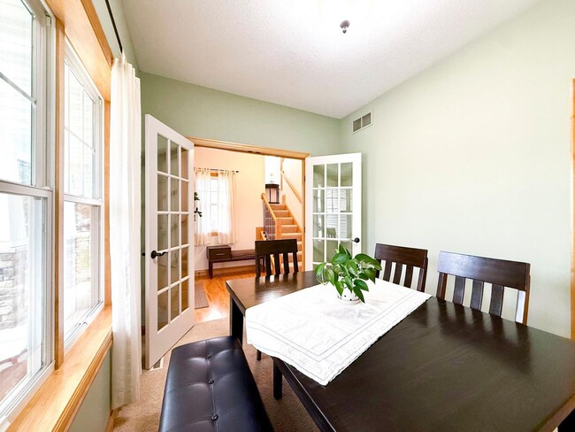 Foto del edificio - Rare Stonehedge 5-Bedroom Two-Story Home!