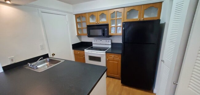 Kitchen - 17335 NW 67th Plz