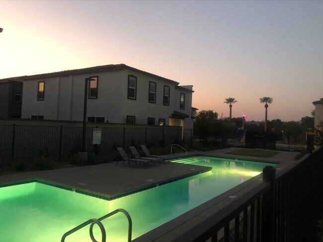 Foto del edificio - 4349 E Berkeley Rd